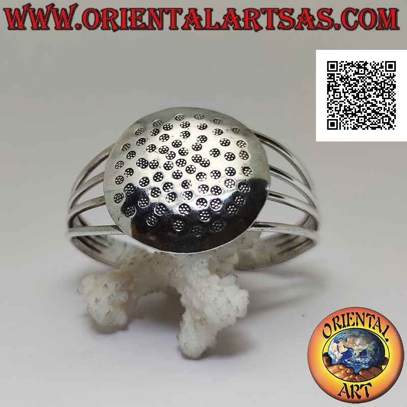 Rigid bracelet in 925 ‰ silver with smooth round shield with hand-engraved circles