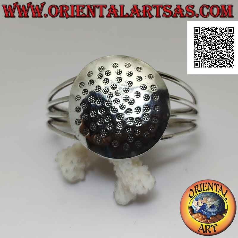 Bracciale rigido in argento 925‰ a scudo tondo liscio con cerchietti incisi a mano