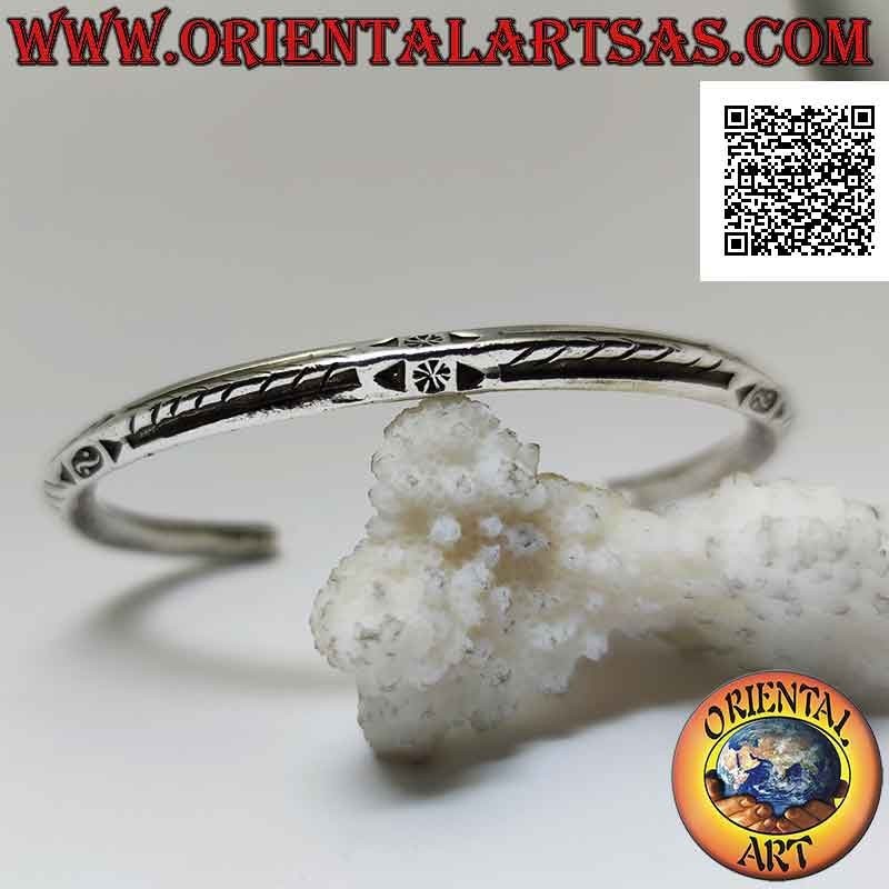 Starres Armband in 925 ‰ Silberraute mit Yin Yang Tao und gravierten schrägen Linien