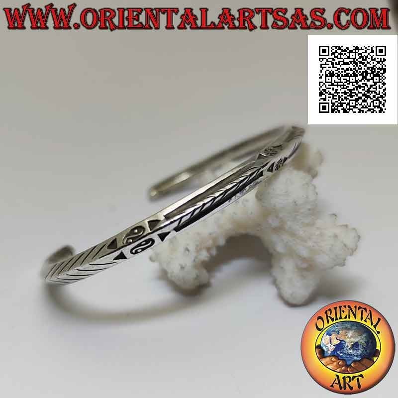 Starres Armband in 925 ‰ Silberraute mit Yin Yang Tao und gravierten schrägen Linien