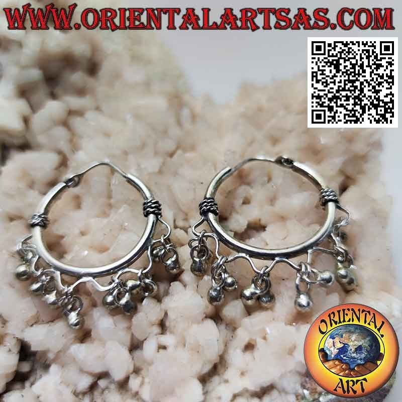 Pendientes de aro de plata con entrelazado y bolas colgantes de 22 mm