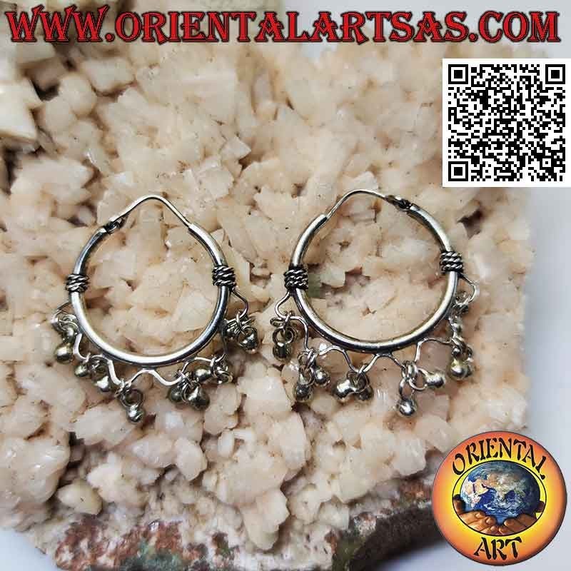 Orecchini in argento a cerchio con intreccio e palline pendenti da 22 mm