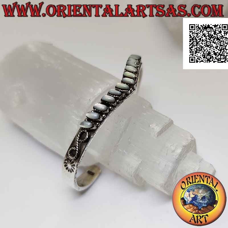 Pulsera rígida en forma de V en plata 925 ‰ con nácar ovalado grabado entre griego y sol