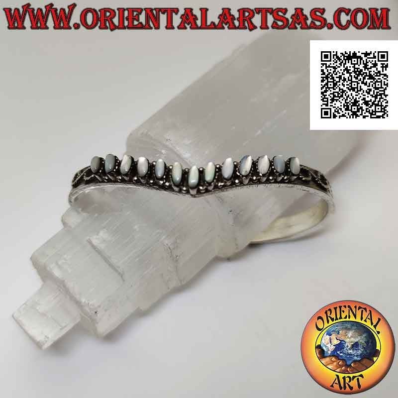Pulsera rígida en forma de V en plata 925 ‰ con nácar ovalado grabado entre griego y sol