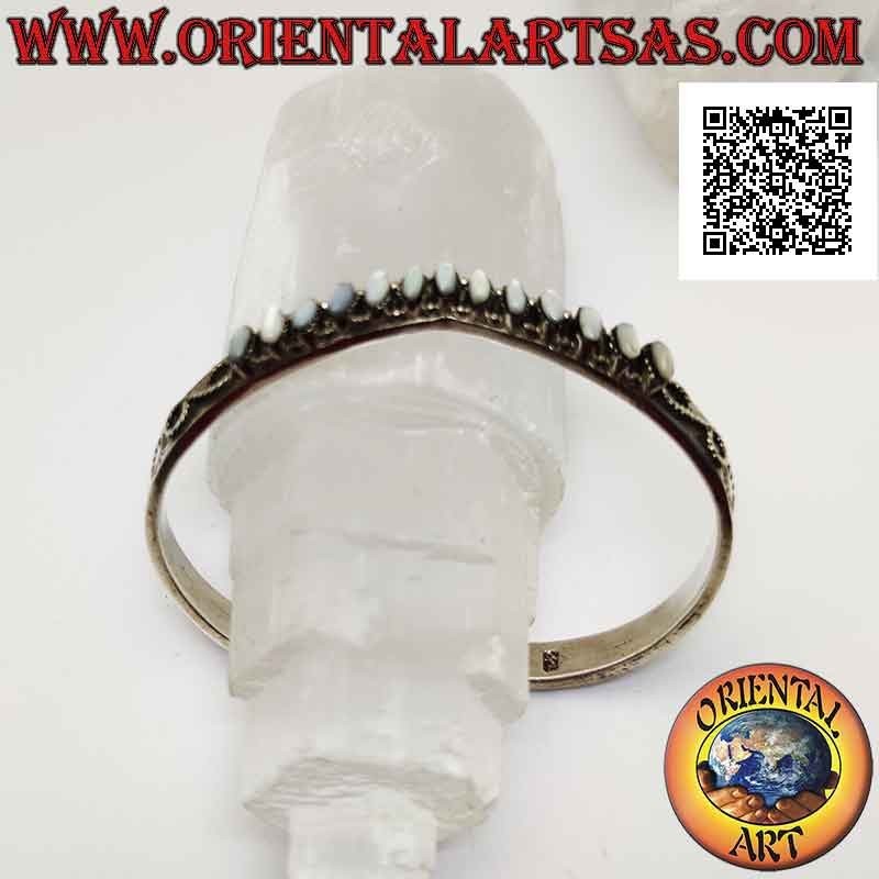 V-förmiges starres Armband aus 925 ‰ Silber mit eingraviertem ovalem Perlmutt zwischen Griechisch und Sonne