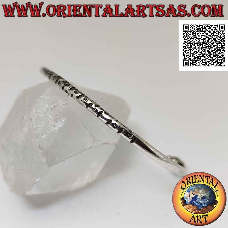 Round rigid bracelet in 925 ‰ silver with central engravings and trio of mobile donuts on the terminals
