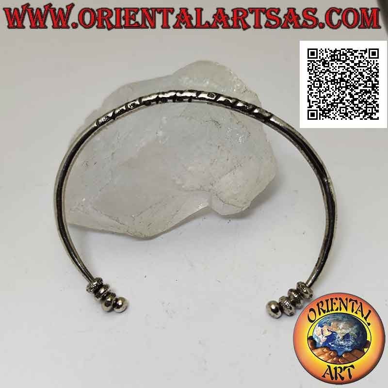 Rundes starres Armband in 925 ‰ Silber mit zentralen Gravuren und Trio beweglicher Donuts an den Terminals