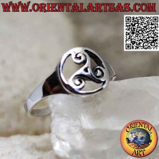 Bague en argent lisse avec triskell (triskele) dans le cercle ajouré