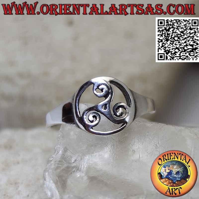 Glatter Silberring mit Triskell (Triskele) im durchbrochenen Kreis