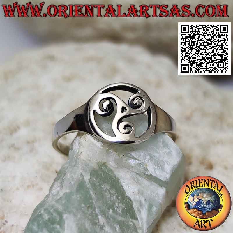 Bague en argent lisse avec triskell (triskele) dans le cercle ajouré