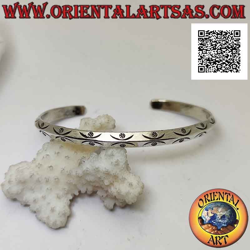 Bracciale rigido in argento 925‰ triangolare con barchette e fiorellini incisi