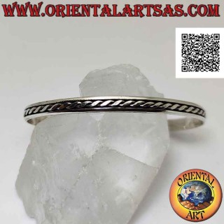 Bracciale rigido in argento 925‰ con intreccio di due fili in bassorilievo lungo il centro