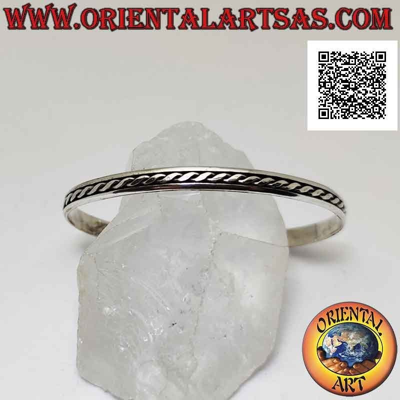 Bracciale rigido in argento 925‰ con intreccio di due fili in bassorilievo lungo il centro