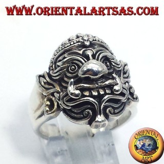 Imponente anello da uomo in argento 925 raffigurante la maschera del Barong, simbolo di protezione contro gli spiriti maligni.