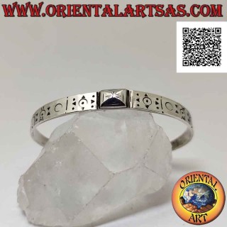Flaches 925 ‰ silbernes starres Armband mit zentraler Pyramide und verschiedenen geometrischen Gravuren