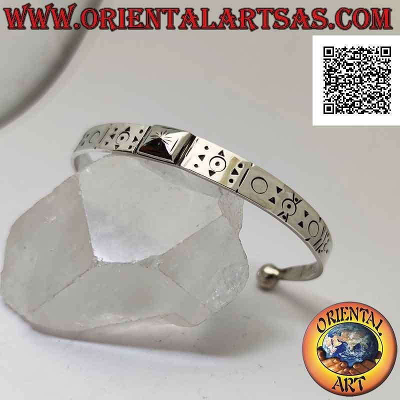 Bracciale rigido in argento 925‰ piatto con piramide centrale e incisioni geometriche varie
