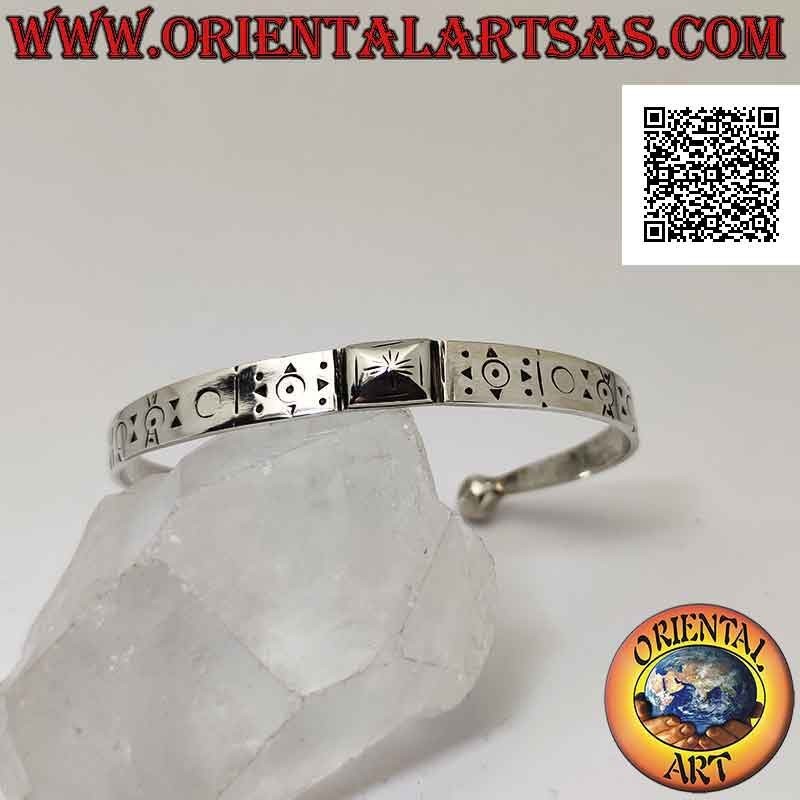 Bracciale rigido in argento 925‰ piatto con piramide centrale e incisioni geometriche varie