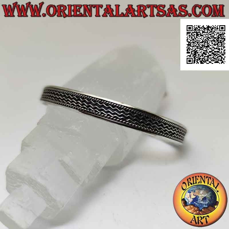 Bracciale rigido in argento 925‰ con tris di fili in bassorilievo tra intrecci