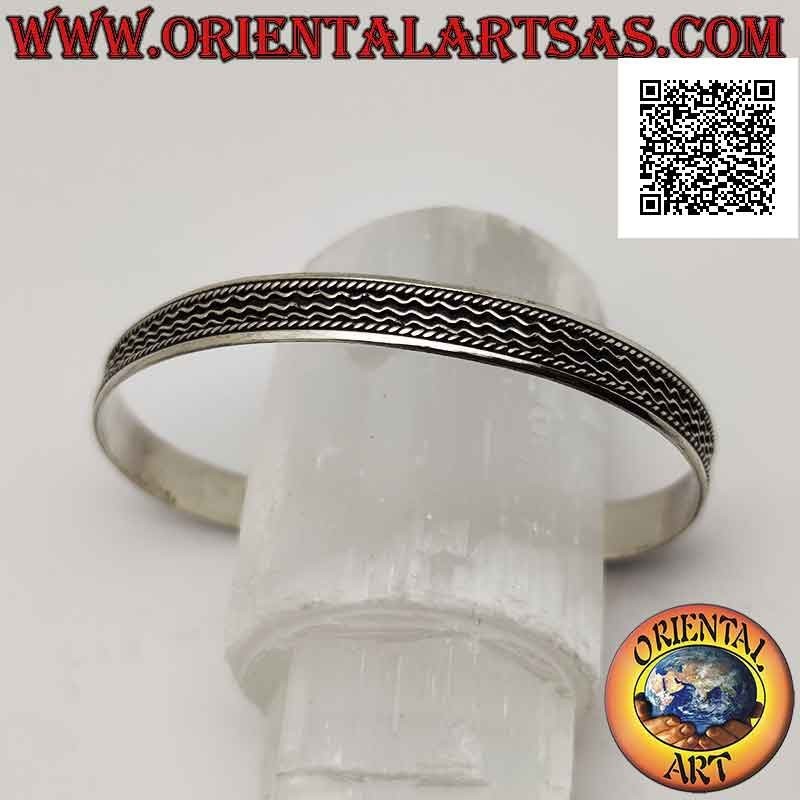 Starres Armband aus 925 ‰ Silber mit drei Drähten im Basrelief zwischen Verflechtungen