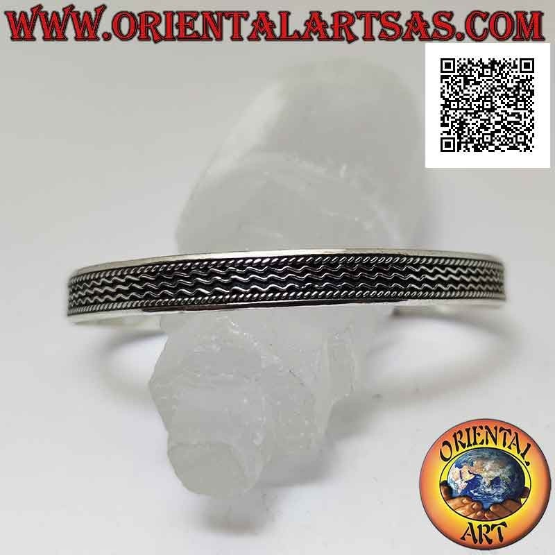 Starres Armband aus 925 ‰ Silber mit drei Drähten im Basrelief zwischen Verflechtungen