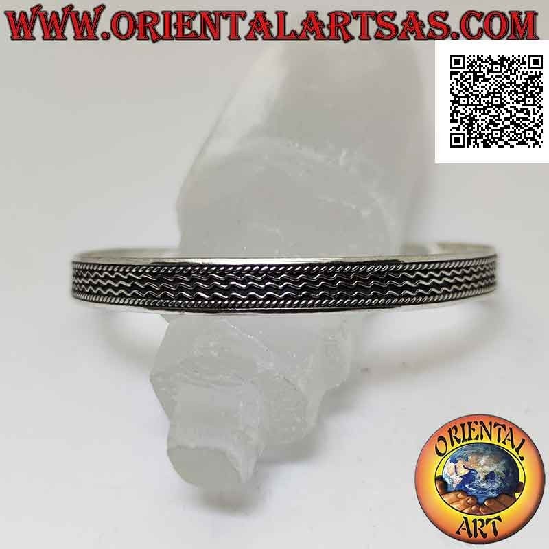 Bracelet rigide en argent 925 ‰ avec trio de fils en bas-relief entre entrelacs