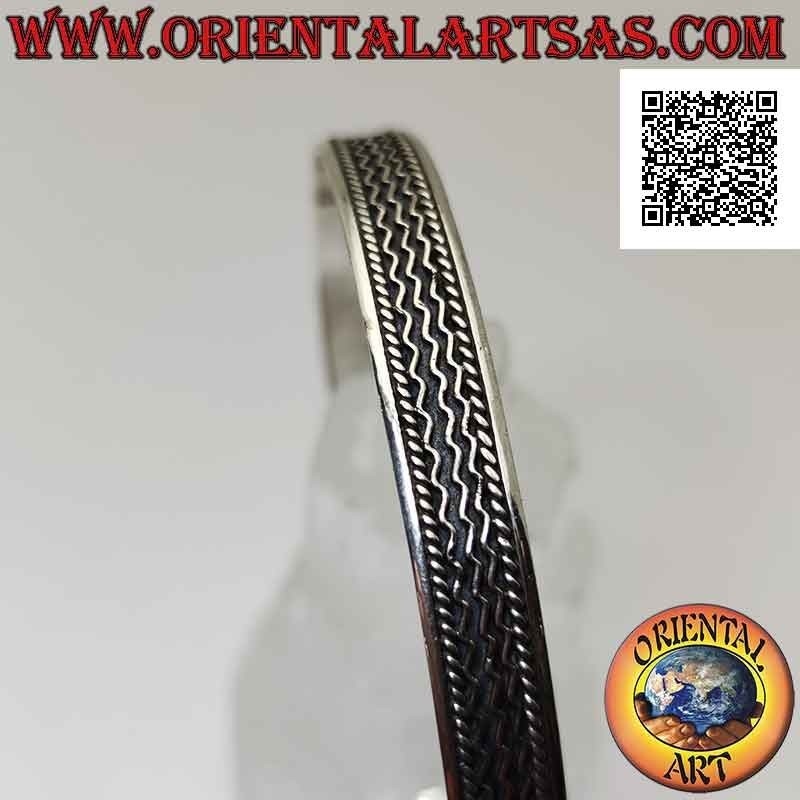 Starres Armband aus 925 ‰ Silber mit drei Drähten im Basrelief zwischen Verflechtungen
