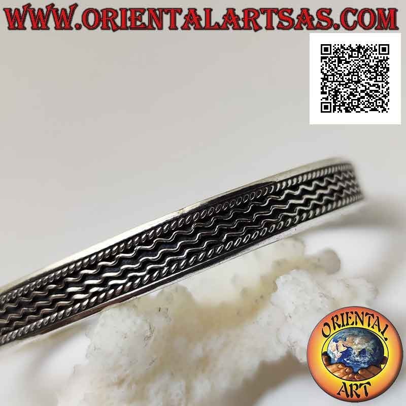 Bracelet rigide en argent 925 ‰ avec trio de fils en bas-relief entre entrelacs