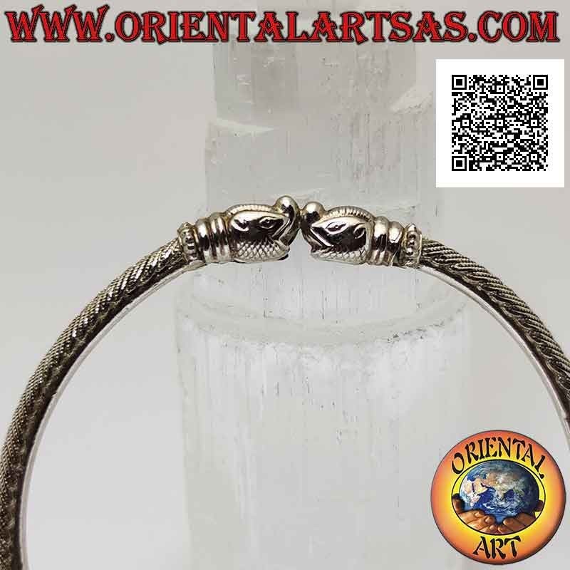Starres Armband in 925 ‰ Silber mit graviertem Flechtwerk und zusammengefügten Lachsköpfen
