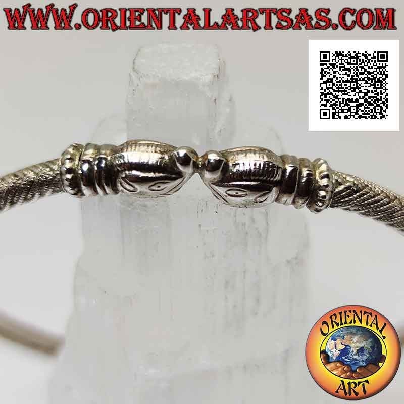 Starres Armband in 925 ‰ Silber mit graviertem Flechtwerk und zusammengefügten Lachsköpfen