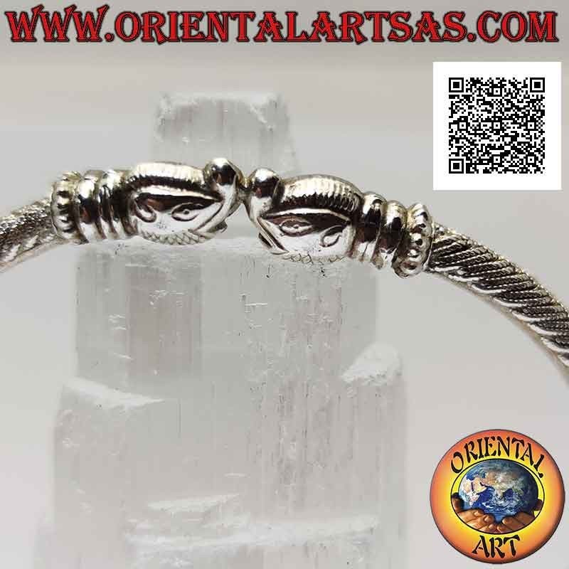 Starres Armband in 925 ‰ Silber mit graviertem Flechtwerk und zusammengefügten Lachsköpfen