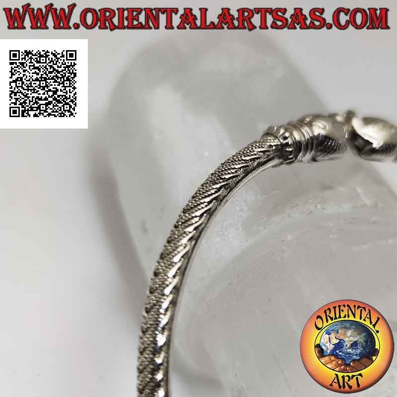 Bracciale rigido in argento 925‰ con intreccio inciso e teste di carpa giunzione