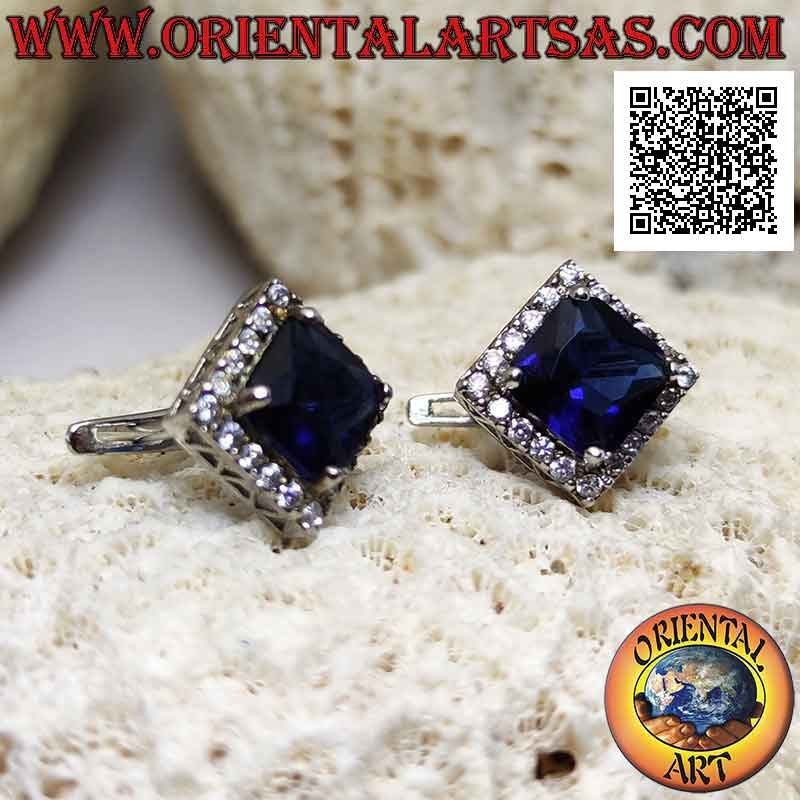 Orecchini in argento con zaffiro sintetico quadrato incastonato contornato da zirconi e  traforo sui lati