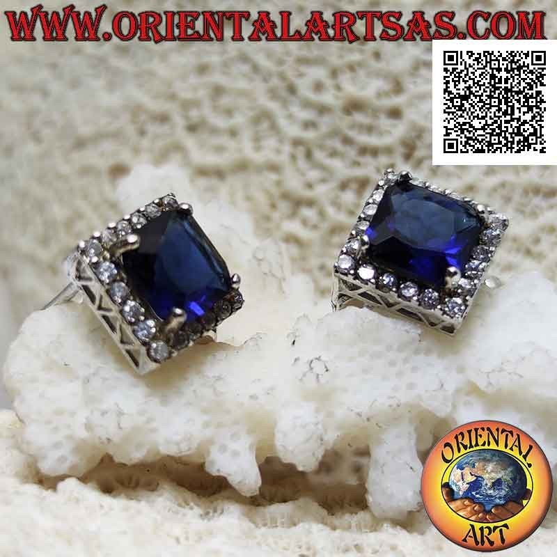Pendientes de plata con zafiro sintético cuadrado engastado rodeado de circonitas y calado en los laterales