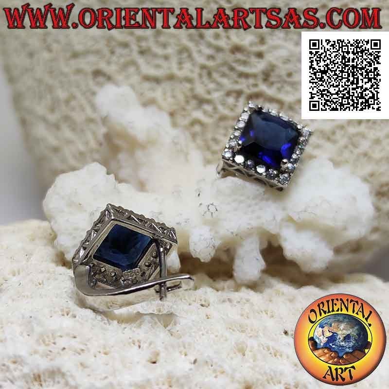 Boucles d'oreilles en argent avec saphir synthétique carré serti entouré de zircons et ajouré sur les côtés