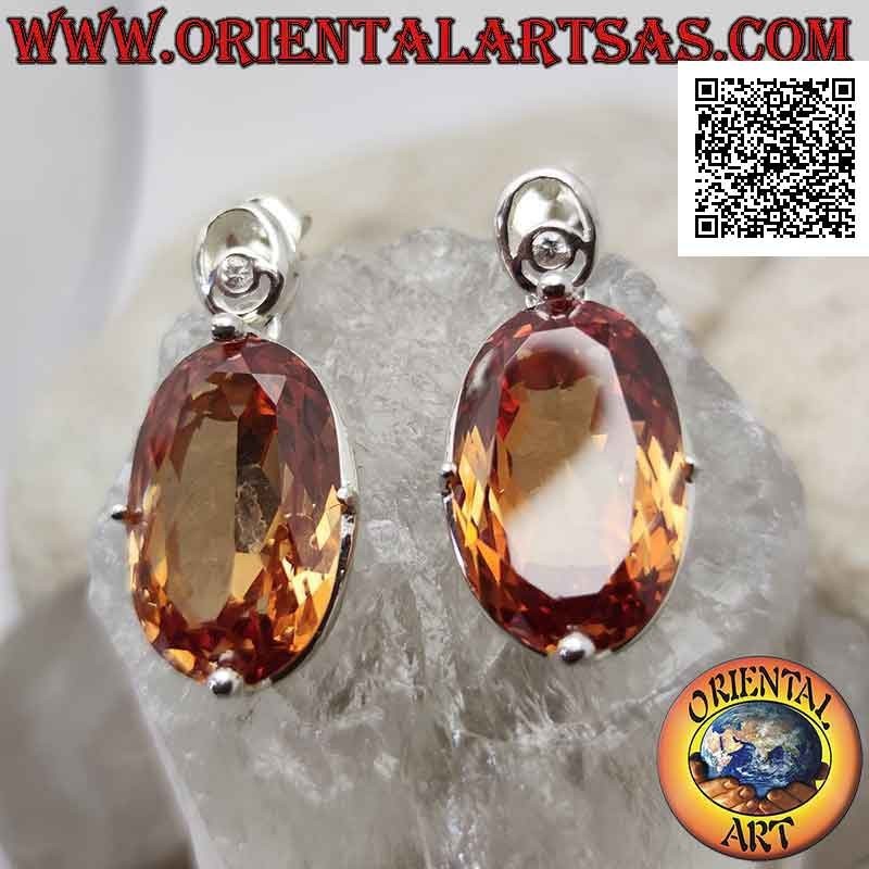 Orecchini in argento da lobo con grande zircone champagne ovale sfaccettato incastonato su montatura liscia