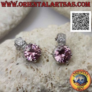 Pendientes de plata con lóbulos con circonitas francesas facetadas redondas y una banda de circonitas arriba