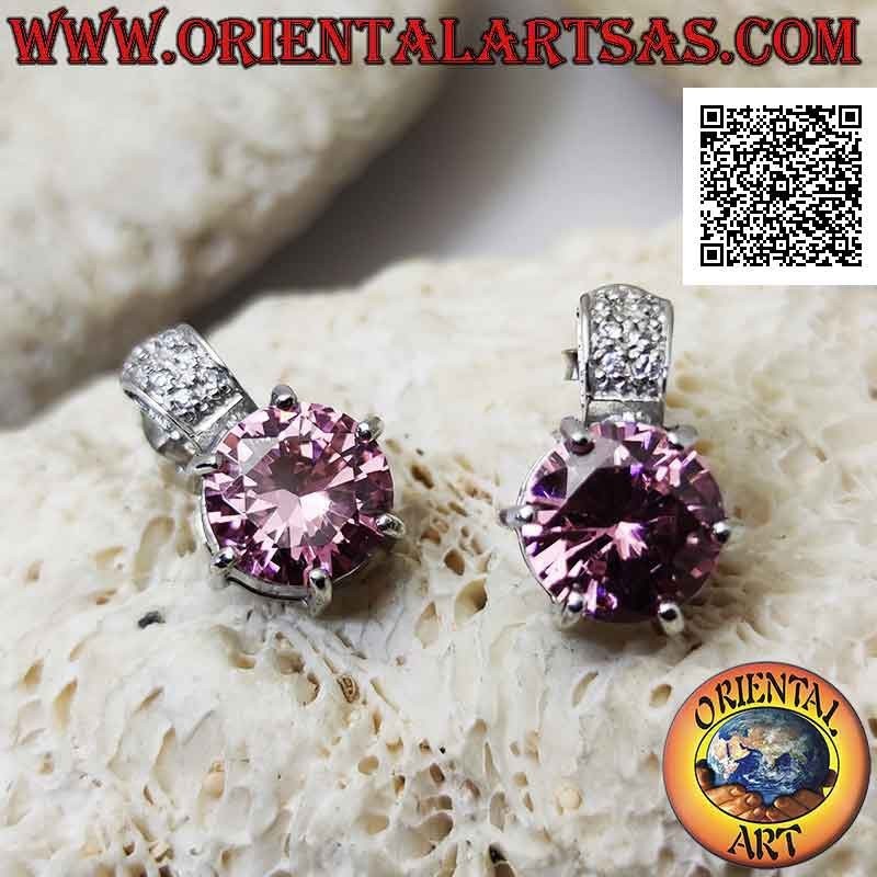 Pendientes de plata con lóbulos con circonitas francesas facetadas redondas y una banda de circonitas arriba