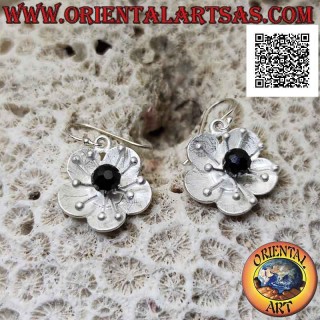 Orecchini in argento satinati a forma di fiore con anemone di mare e spinello centrale