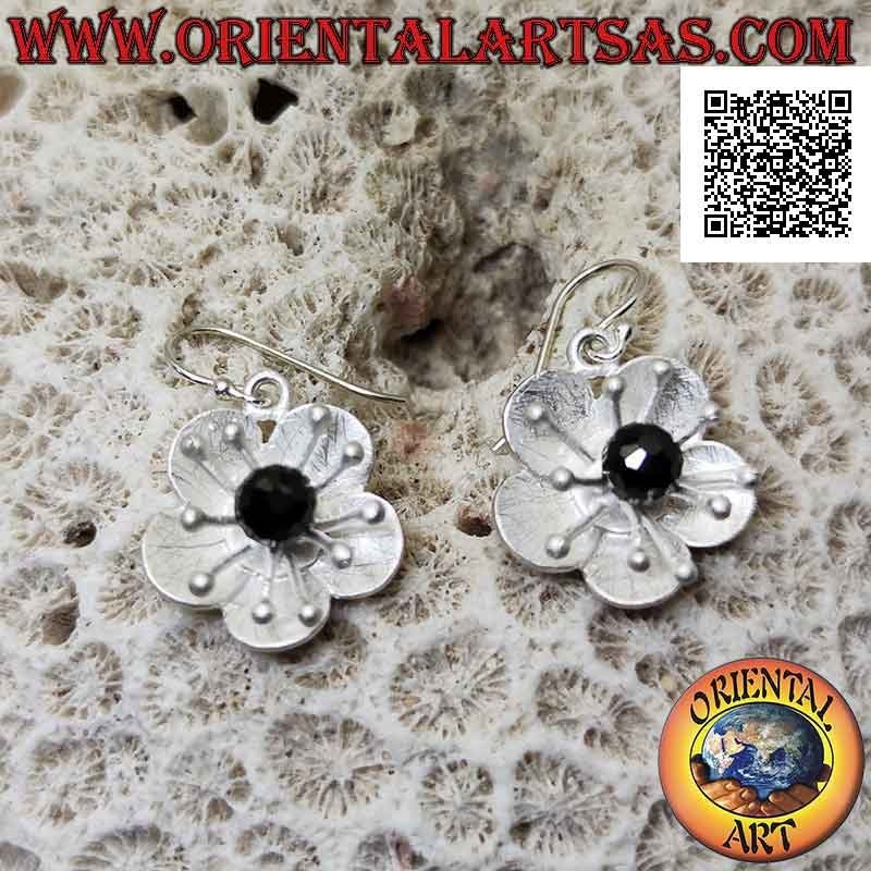 Pendientes de plata satinada en forma de flor con anémona de mar y espinela central