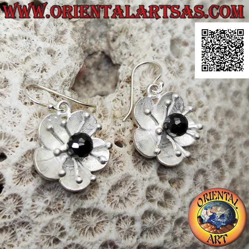 Blumenförmige Ohrringe aus satiniertem Silber mit Seeanemone und zentralem Spinell