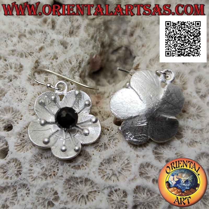 Pendientes de plata satinada en forma de flor con anémona de mar y espinela central