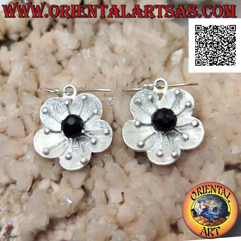 Flower-shaped satin silver earrings with sea anemone and central spinel