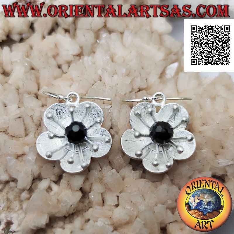 Flower-shaped satin silver earrings with sea anemone and central spinel