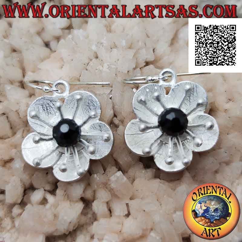 Flower-shaped satin silver earrings with sea anemone and central spinel