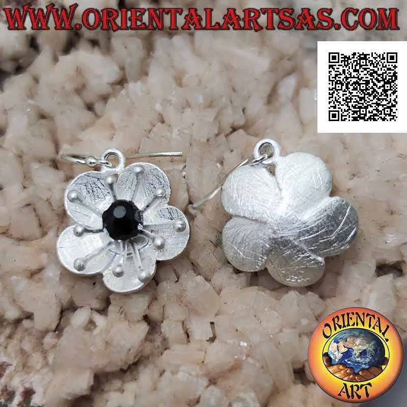 Orecchini in argento satinati a forma di fiore con anemone di mare e spinello centrale