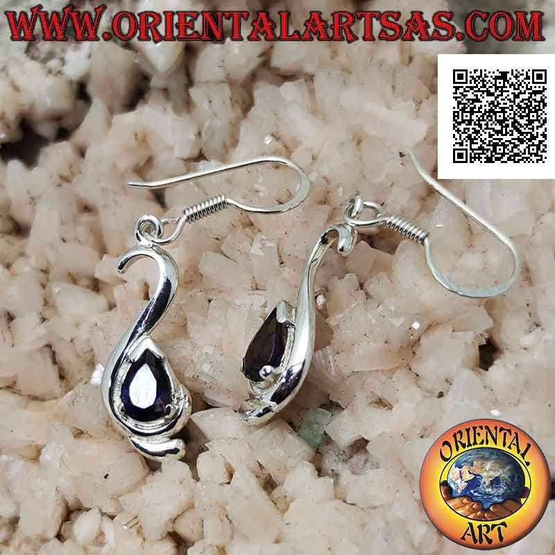 Pendientes colgantes de plata con gota de iolita engastados en un marco liso y sinuoso