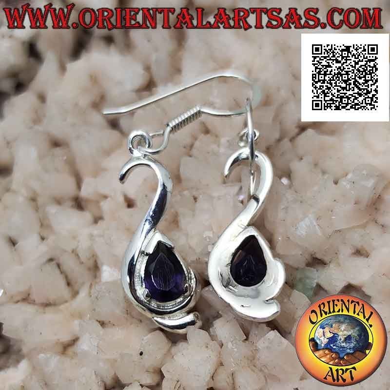 Pendientes colgantes de plata con gota de iolita engastados en un marco liso y sinuoso