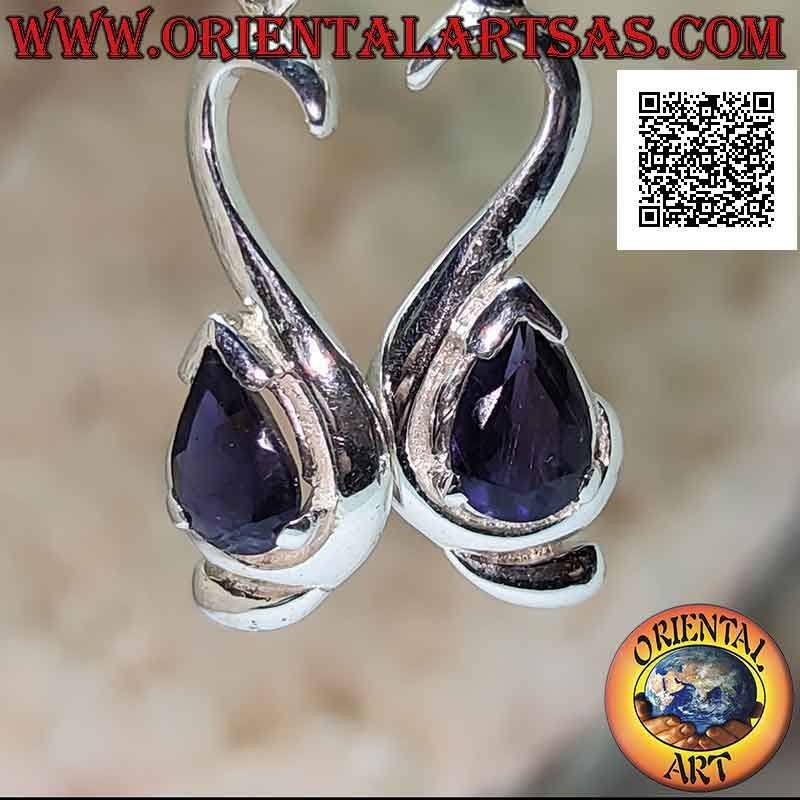 Pendientes colgantes de plata con gota de iolita engastados en un marco liso y sinuoso