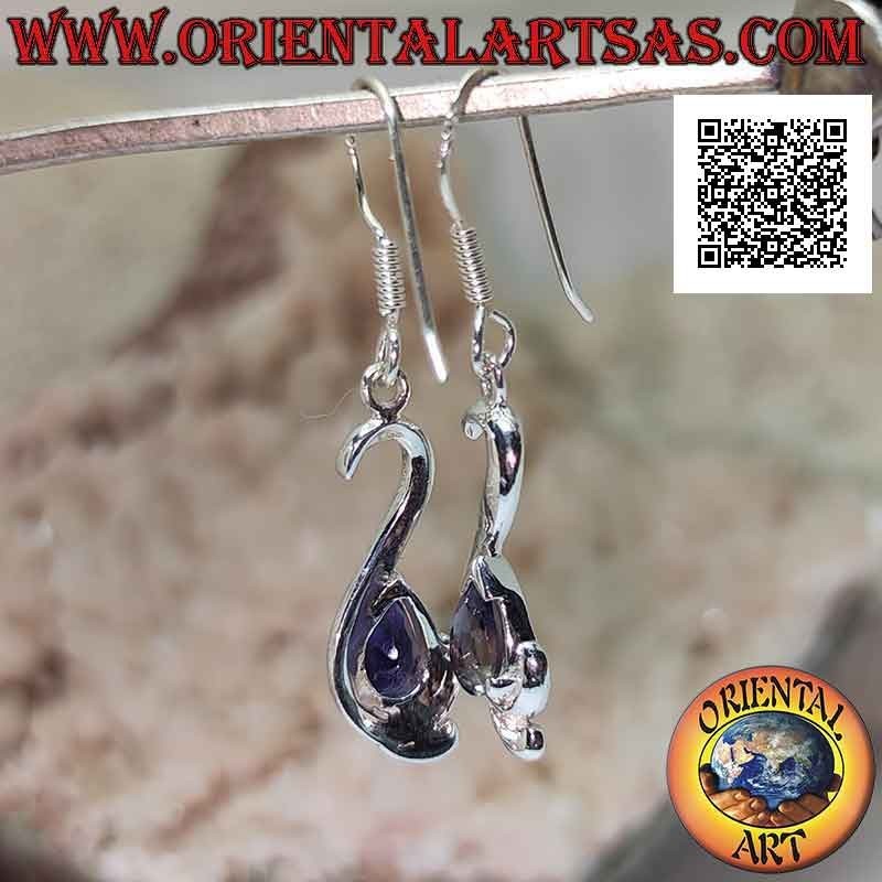 Orecchini in argento pendenti con iolite a goccia incastonata su montatura sinuosa liscia