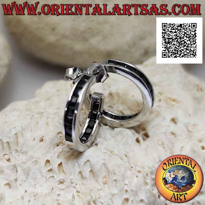 Boucles d'oreilles en argent à cercle carré simple avec une rangée de zircons noirs de 18 mm